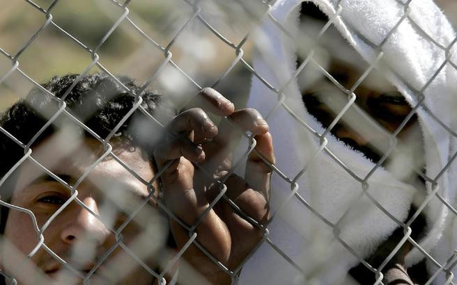 «Βράζει» η Σάμος από τον εγκλωβισμό προσφύγων και μεταναστών για μήνες